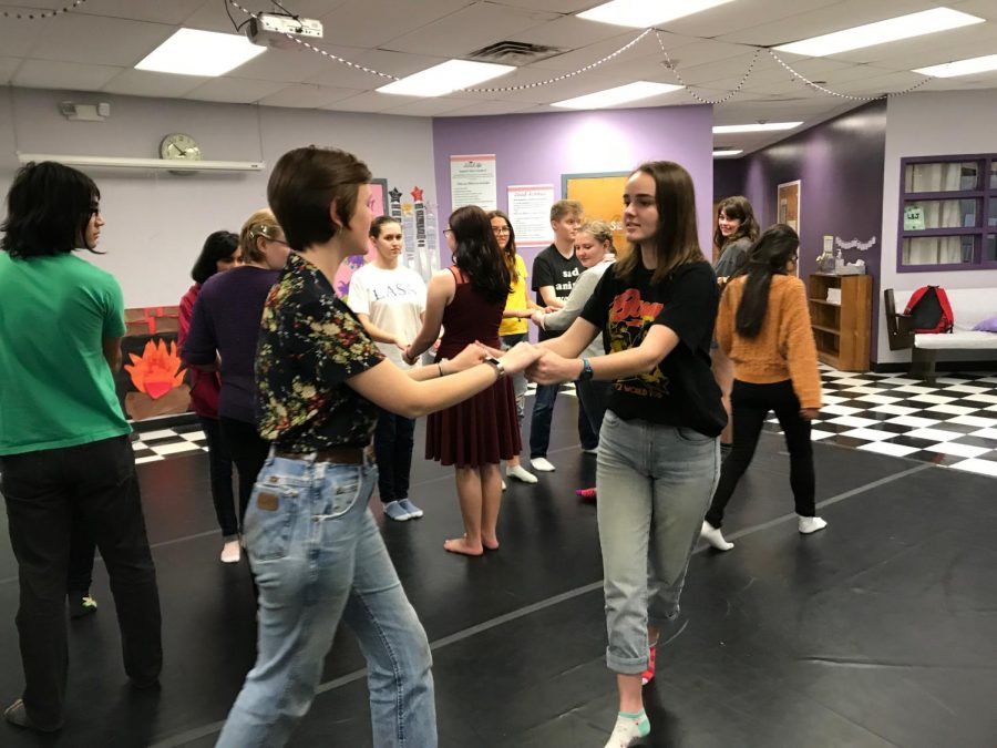 Juniors Winn Philpott and Drue Gillentine dance together in sync to the music. Other students join practice in pairs. photo by Reha Kakkar
