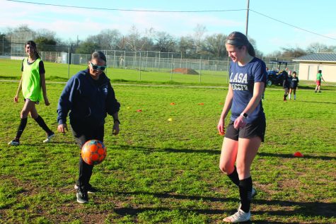 TALKING WITH YOUR FEET Girls soccer coach and tennis coach Alicia Salinas shows soccer player how to juggle the
ball. Salinas, who is one of LASA’s welness counselors, coaches
alongside Chloe Cardinale, one of the Great Ideas teachers. photo by Kayla Le